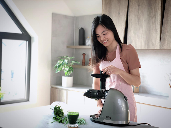 Chị Lan Hương ép cỏ lúa mì với máy ép Olivo SJ22